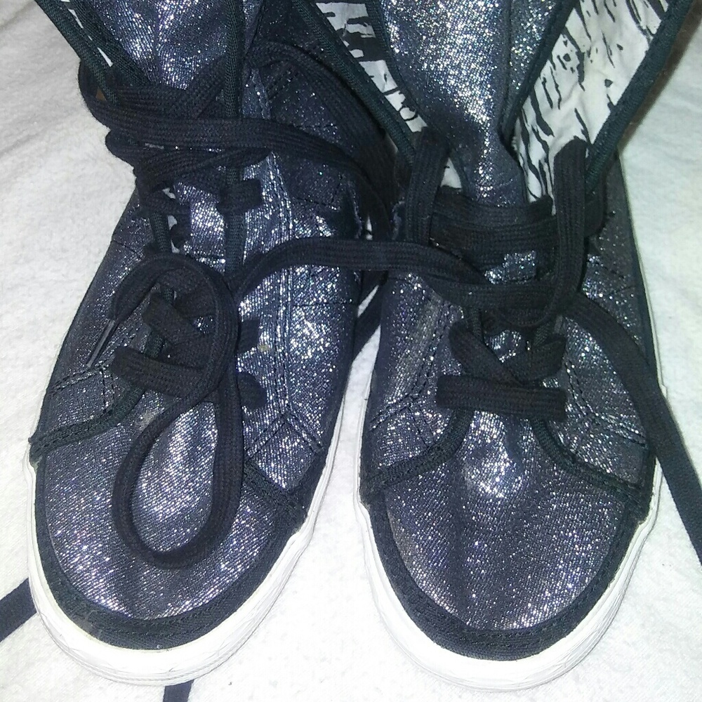 Converse - Picture 3 of 3